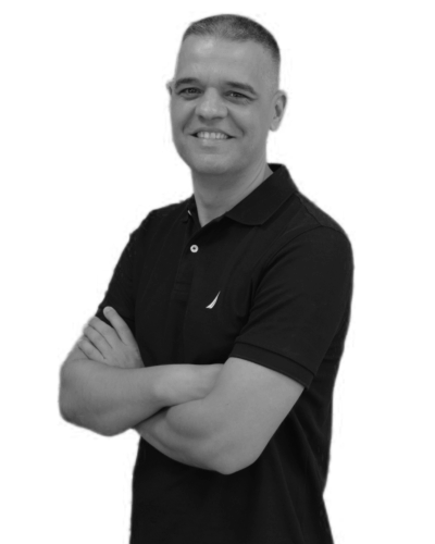 Se ve en la foto al Doctor y Fisioterapeuta Oscar Carvajal Fernandez