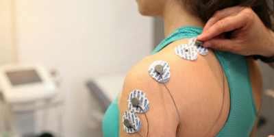 Fisioterapeuta en fisioterapia oceano Móstoles valorando con electromiografía muscular a un paciente