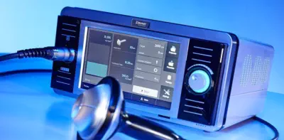 Fisioterapeuta en fisioterapia oceano Móstoles aplicando ondas de choque focales con ecografía en un paciente